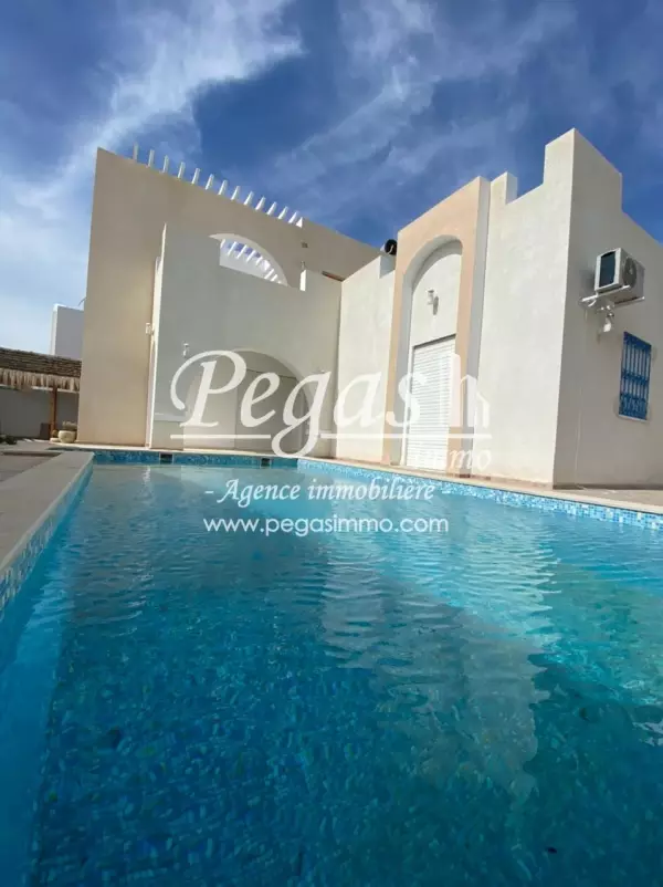 photo bien A louer une villa meublée S+4 avec piscine à Aghir, Djerba