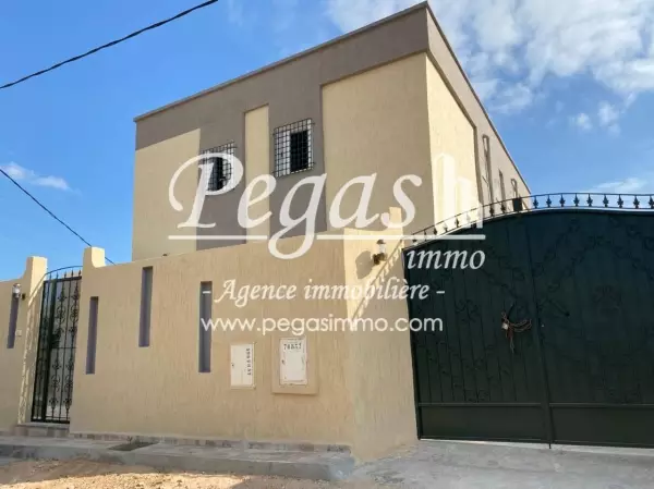 photo bien Une résidence composée de 4 appartements à vendre à Aghir.