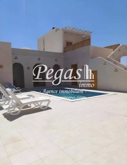 photo bien A louer, une maison S+3 avec piscine sur la route de Houmet Essouk-Djerba