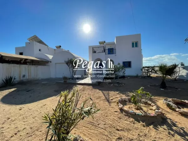 photo bien une maison à louer à Djerba tezdaine avec 3 chambres à coucher et un garage